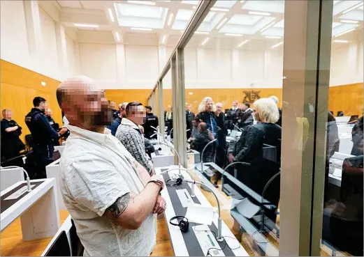  ?? THOMAS LOHNES / EFE ?? Los acusados de conspirar para dar un golpe de Estado en Alemania se enfrentan al primer día del juicio, ayer, en Stuttgart.