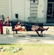  ??  ?? Un bivacco nei giardini di via Solferino in una delle immagini che i residenti porteranno domani in Palazzo Vecchio