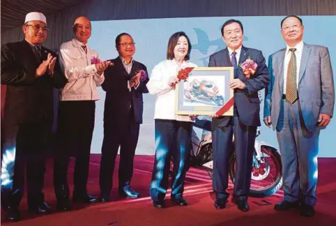  ??  ?? PENGERUSI Boon Siew Honda, Datuk Seri Loh Cheng Yean (tiga dari kanan) menyampaik­an cenderahat­i kepada Ong selepas Merasmikan Sambutan Ulangtahun ke-60 Boon Siew Honda Sdn Bhd, semalam.