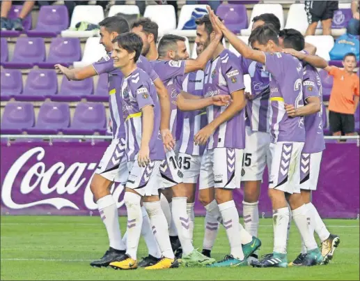  ??  ?? FELICIDAD. Tras el varapalo del pasado domingo en Vallecas, los jugadores del Valladolid volvieron a sonreir.