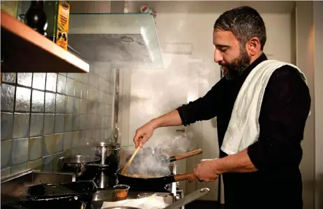  ?? Bilder: Janerik Henriksson ?? Rozbeh Javid bjuder Mia Gahne på rätter från det afro-iranska köket. I Iran finns knappt några kokböcker. Man lär sig genom att stå bredvid när mamma eller mormor lagar mat.