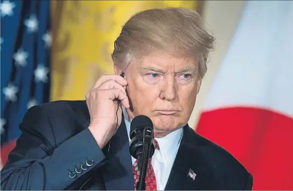  ?? BRENDAN SMIALOWSKI / AFP ?? El presidente Trump escucha la traducción de las palabras del primer ministro japonés, Shinzo Abe, durante su rueda de prensa conjunta