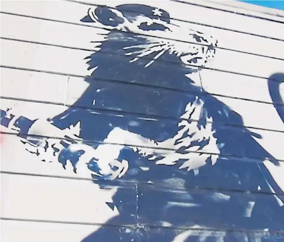  ??  ?? La rata. La pintura icónica de Banksy, el artista callejero del que muy pocos conocen su identidad, con la boina del Che.