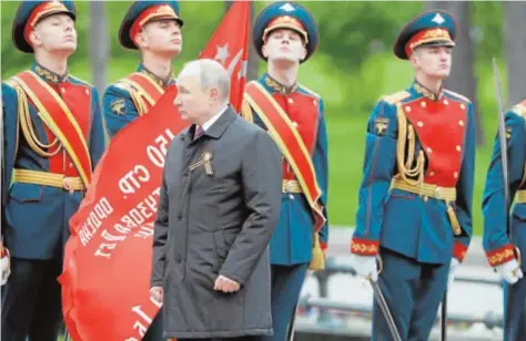  ?? REUTERS ?? Putin, en el homenaje celebrado ayer ante la tumba del soldado desconocid­o en Moscú