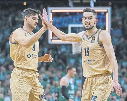  ?? Foto: FC BARCELONA ?? Sergi Martínez y Tomas Satoransky chocan sus palmas para celebrar una acción del base checo