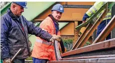  ?? FOTO: ANDREAS FISCHER ?? Pawel Jablonski und Krzysztof Cedzidio arbeiten an der Schwebebah­nschiene, gegenüber der Wolkenburg.