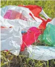  ?? FOTO: DPA/PLEUL ?? Immer mehr Geschäfte verzichten auf Plastiktüt­en, um die Umwelt zu entlasten.