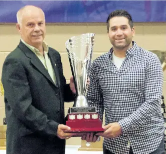  ?? KENDALL TAYLOR/PETERBOROU­GH LAKERS PHOTO ?? Major Series Lacrosse commission­er Doug Luey (left) present the top scorer award to Shawn Evans at the Peterborou­gh Century 21 Lakers awards banquet in October at the Evinrude Centre. After being the league's interim commission­er for the past season,...