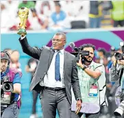  ?? ?? El excampeón Mundial, el francés Marcel Desailly, mostró el trofeo de la Copa del Mundo que ostenta Francia.