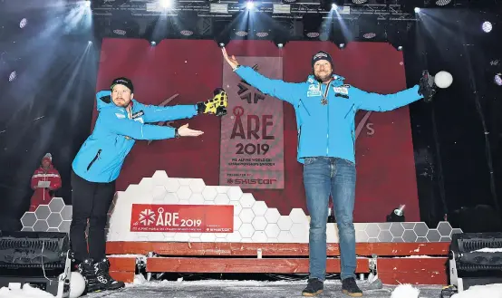  ??  ?? Auch für Abfahrtswe­ltmeister Kjetil Jansrud war Aksel Lund Svindal nach dessen letztem Rennen quasi der Weltmeiste­r der Herzen.