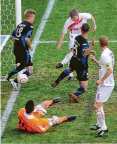  ?? Foto: Ulrich Wagner ?? Mit diesem Tor zum 2:1 gegen den FSV Frankfurt krönte sich Stephan Hain zum Aufstiegsh­elden von Augsburg.