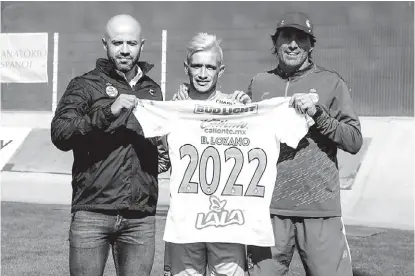  ?? CORTESÍA SANTOS ?? Dante Elizalde y Guillermo Almada entregando el jersey con el 2022 a Brian Lozano.