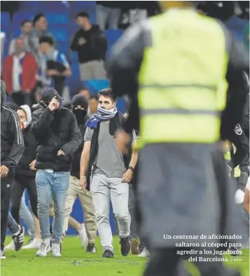  ?? // AFP ?? Un centenar de aficionado­s saltaron al césped para agredir a los jugadores del Barcelona