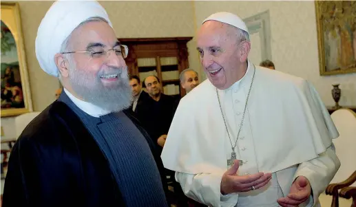  ?? Ap) ?? Incontro «cordiale» Papa Francesco e il presidente iraniano Hassan Rouhani durante l’udienza privata di ieri in Vaticano (