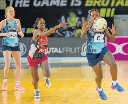  ?? Picture: SUPPLIED ?? TOP-FLIGHT PERFORMANC­E: Khanyisa Chawane of Free State Crinums and Nobubele Phuza of Eastern Cape Aloes during the 2017 Brutal Fruit Netball Premier League game at the Mangaung Indoor Sports Centre