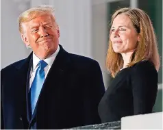  ??  ?? el presidente Donald Trump y Amy Coney Barret en un balcón de la Casa Blanca luego que la jueza fue juramentad­a para la Corte Suprema, en octubre