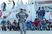  ?? (Afp) ?? L’attesa Migranti ad Augusta prima di andare nei centri