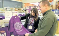  ?? ALISON LANGLEY/NIAGARA FALLS REVIEW ?? Kristin Welton, executive director at Epilepsy Niagara, and Steve Crawford, assistant store manager at Zehrs Markets in Niagara Falls, put the finishing touches on a display at the Morrison Street grocery store.