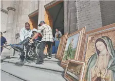  ??  ?? Gratitud. A pie, en silla de ruedas, de rodillas, los feligreces llegan al Santuario y agradecen a la Virgen por su salud o por algún favor concedido.