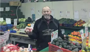  ??  ?? Le grand-père d’Alain Darsigny vendait ses fruits et légumes au Marché Bonsecours. Son père a déménagé le kiosque au Marché Maisonneuv­e. Quant à lui, il a transféré le tout au Marché Jean-Talon en 1967.