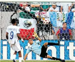 ?? FOTO: EL HERALDO ?? Bengtson celebró dos veces contra Navas en la Copa Oro 2011, uno en tiempo reglamenta­rio y otro en la tanda de penales.
