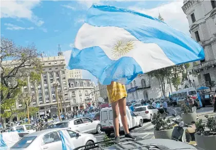  ?? MARCELO CARROLL ?? Frente a la Catedral. Los gestos de respaldo al Gobierno tuvieron un menú de variantes.