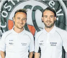  ?? FOTO: FC OSTRACH ?? Das Ostracher Trainerduo Simon Kober ( li.) und Lukas Maier ( re.) kann durchaus zufrieden mit der ersten Saisonhälf­te sein.