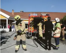  ??  ?? RASKT PÅ PLASS: Både brannvesen og politi kom fort til stedet.