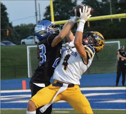  ?? MATTHEW B. MOWERY — FOR MEDIANEWS GROUP ?? South Lyon’s Zach Ford (4) pulls in a long pass over Lakeland’s Jack Kettler (23) in a battle for first place in the Lakes Valley Conference. South Lyon won, 49-35, to take sole possession of first.