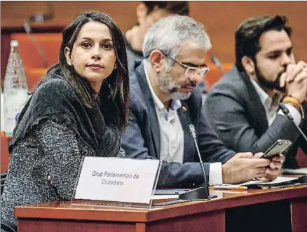  ?? DAVID AIROB ?? La candidata de Cs, Inés Arrimadas, Carlos Carrizosa y Fernando de Páramo, ayer en el Parlament