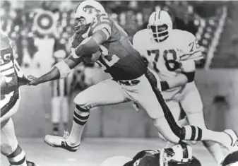  ?? Associated Press 1977 ?? O.J. Simpson runs behind his Buffalo Bills’ offensive line, dubbed the Electric Company, in ’77.