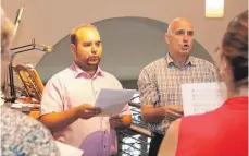  ?? FOTO: KLAUS FLAD ?? Der gebürtige Böttinger Dominik Mattes (links), der seit 2011 in Überlingen wohnt, war beim Auftritt des Überlinger Vokalensem­bles in der Böttinger Kirche mit dabei.
