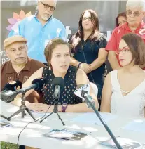  ??  ?? Eva Prados, al centro, dijo que recabarán la ayuda de la ciudadanía para costear la nueva comisión para auditar la deuda.