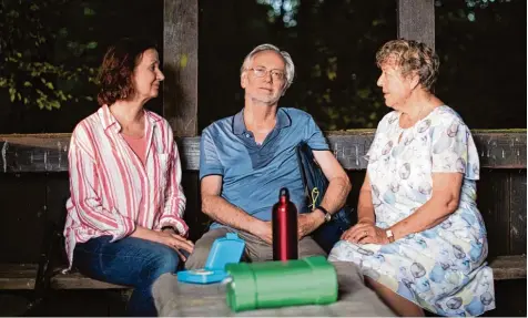  ?? Fotos: Steven Mahner/WDR/dpa ?? Am Ende geht er mit allen versöhnt: Hans Beimer (Joachim H. Luger) mit seiner zweiten Frau Anna (links, gespielt von Irene Fischer) und seiner ersten Frau Helga (Marie Luise Marjan), ganz kurz vor seinem Serientod in der „Lindenstra­ße“.