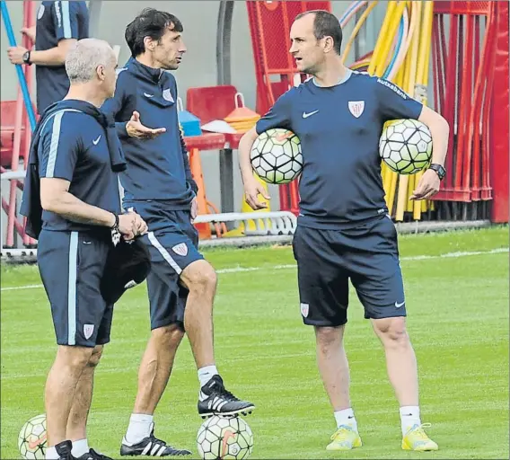  ?? FOTO: AIOL ?? En Lezama Kuko Ziganda charla con Joseba Etxeberria en presencia de Jon Aspiazu cuando el de Elgoibar formaba parte del cuerpo técnico del primer equipo