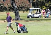  ?? PHOTO / DUNCAN BROWN ?? Golfers will be happy next week, with more sunshine coming to the Bay, but first they have to get through a wild, windy weekend.