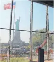  ?? FOTO: DPA ?? Noch im Bau: das neue Museum auf Liberty Island.