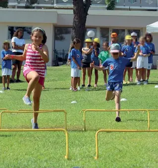  ?? ?? Bambini si divertono correndo e saltando gli ostacoli nei campi scuola estivi