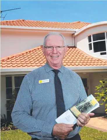  ?? Picture: ANNA ROGERS ?? STOCKS LOW: Ray White Cairns Beaches agency principal Paul Stirling in front of a Kewarra beach house that is on the market.