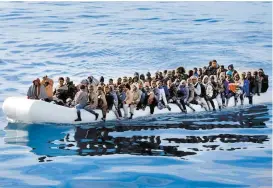  ?? HANI AMARA/REUTERS ?? El mar Mediterrán­eo es de las rutas más transitada­s por migrantes.