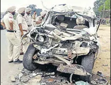  ?? HT PHOTO ?? The damaged Mahindra Scorpio after a collision with a stationary truck near Khalchian village in Amritsar on Monday.