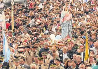  ??  ?? Miles de peregrinos aguardan el inicio de una nueva celebració­n de la Virgen del Rosario.