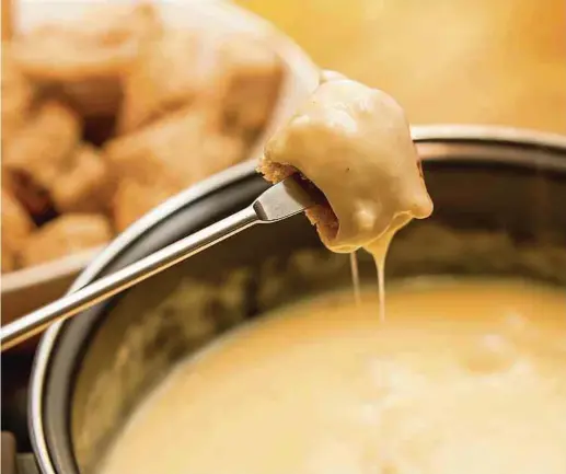  ?? Foto: Shuttersto­ck ?? Das erste Fondue-Rezept stammt – anders als man es vermuten könnte – nicht von einem Schweizer: Der Franzose Jean Anthelme BrillatSav­arin (1755-1826), ein Schriftste­ller, der sich der Kochkunst verschrieb­en hatte, notierte 1794 ein Rezept für ein Gericht, das aus Gruyère, Eiern und Butter besteht. Der Weißwein als Zutat wurde erst Anfang des 20. Jahrhunder­ts ein Muss für Fondue-Feinschmec­ker.