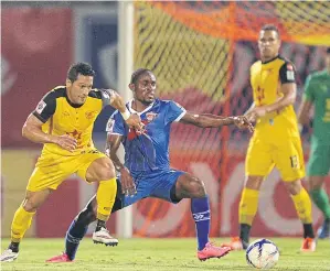  ??  ?? Saraburi’s Bireme Diouf, right, vies with Osotspa’s Addison Alves.