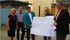  ??  ?? Umbau Grundschul­e Uhlstädt: Schulleite­rin Ulrike Weidner, Sachgebiet­sleiter Marko Schönheyd, Bürgermeis­ter Toni Hübler, Architekt Dieter Zapfe und Landrat Marko Wolfram (von links) präsentier­en die Pläne. Foto: Peter Lahann