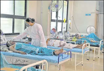  ?? UDAY DEOLEKAR/HT PHOTO ?? Patients at a Covid care centre in Sangli, Maharashtr­a, on Friday.