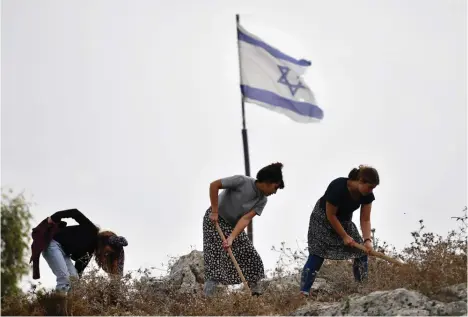  ?? צילום ארכיון: גיל אליהו/ג'יני ?? "הספר לוכד ומשקף נהדר את אווירת המאחז - משהו בין התנחלות למחנה קיץ". למצולמים אין קשר למאמר