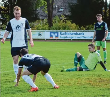  ?? Foto: Oliver Reiser ?? Schon nach wenigen Sekunden hatte Daniel Deppner, der hier von Matthias Schuster beglückwün­scht wird, den TSV Meitingen in Führung gebracht. Horgaus Torhüter Michael Feistle und Stephan Donderer können es nicht fassen.