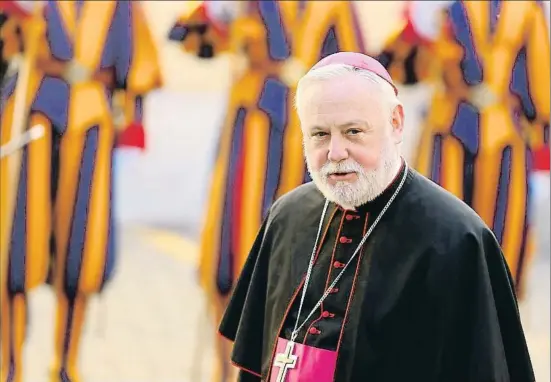  ?? FRANCO ORIGLIA / GETTY ?? L’arquebisbe Paul Richard Gallagher, nascut a Liverpool però d’ascendènci­a irlandesa, és un diplomàtic vaticà de llarg recorregut