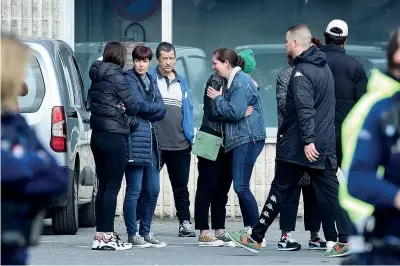  ?? (Ribouillar­d/Afp) ?? Il dolore Alcuni parenti delle vittime poco distante dal luogo dell’incidente